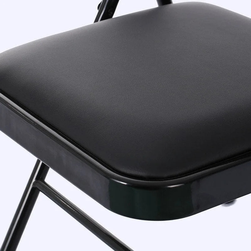 Schwarze Klappstühle mit gepolsterter Sitzfläche und Rückenlehne