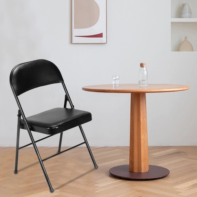 Schwarze Klappstühle mit gepolsterter Sitzfläche und Rückenlehne