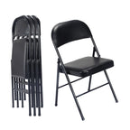 Schwarze Klappstühle mit gepolsterter Sitzfläche und Rückenlehne