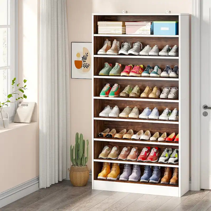 Hohes Schuhregal mit offenen Fächern