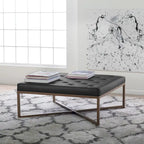 Gepolsterter Ottoman aus gebundenem Leder mit Metallrahmen